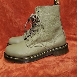 NEW DR MARTENS GREEN SOFT LEATHER BOOTS